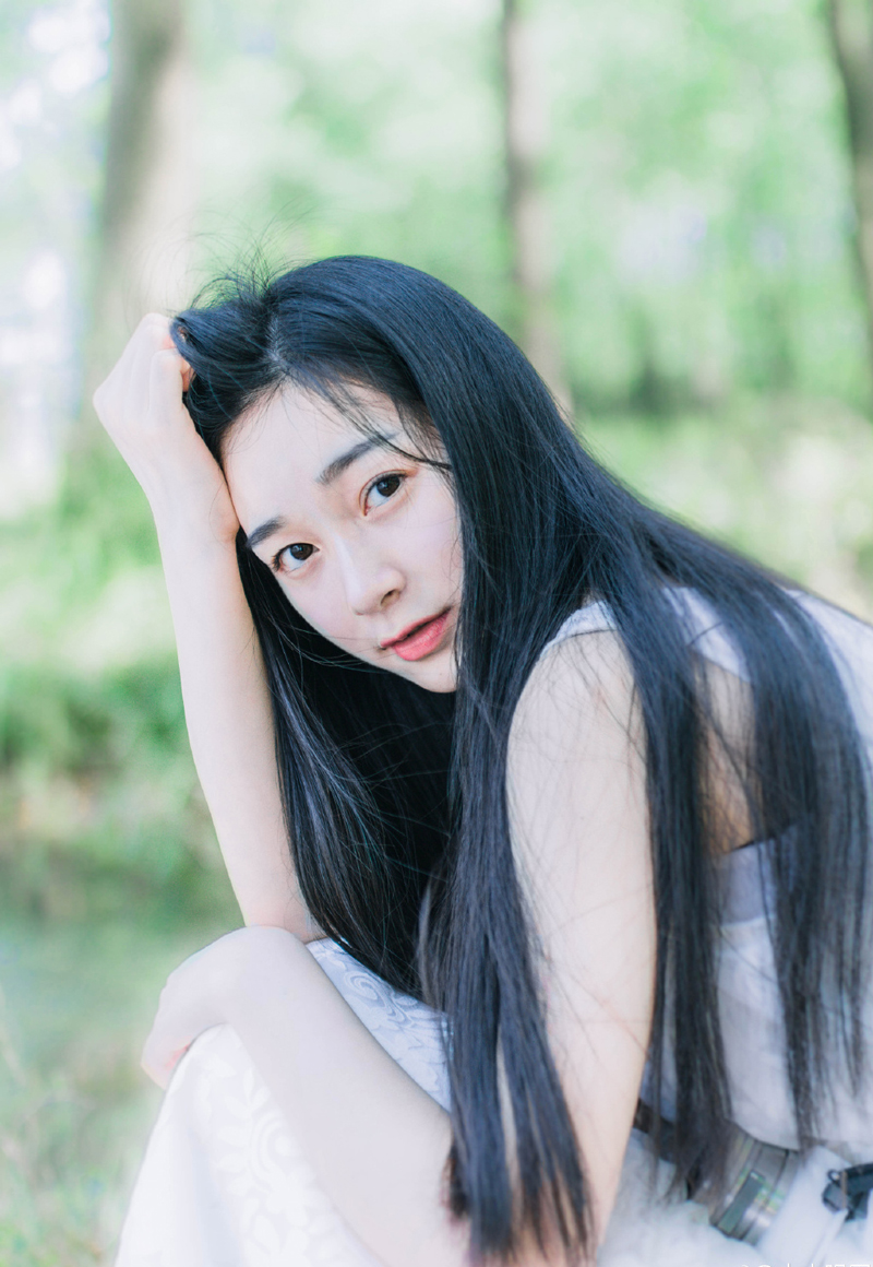 “哈哈哈~”刘璝跪在地上，突然仰头大笑起来，笑声中，带着一股苍凉之意，在众人愕然的目光中，狠狠地向刘璋磕了三个响头：“主公，末将误信谗言，致使蜀中尽失，愧对主公，已无颜面苟活于世，只有一死以谢天下！”